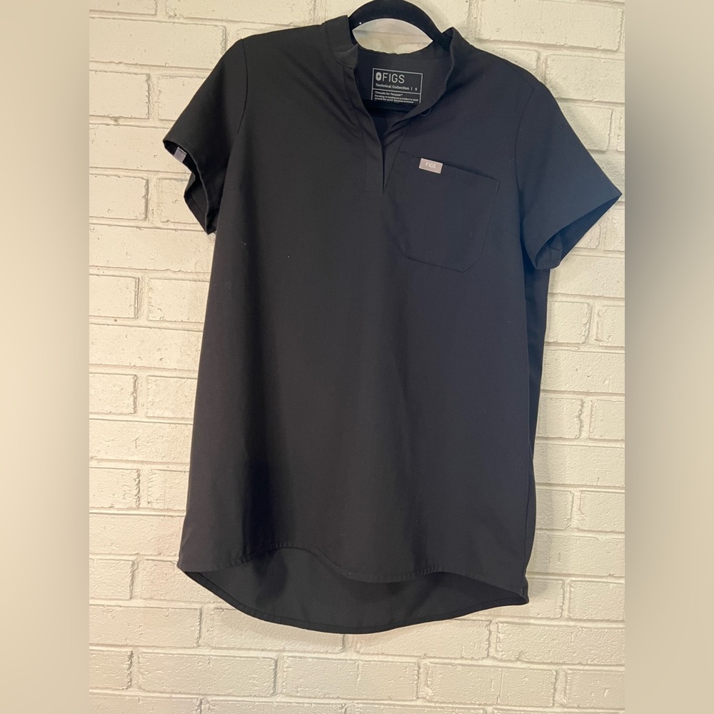 Figs Black Short Sleeve Maternity Top With High/Low Bottom and Mandarin Collar.